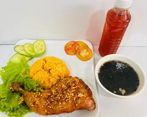 Hình ảnh Cơm Gà Sốt Mắm Tỏi Lớn + Canh Rong Biển + Sâm nhà nấu