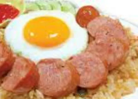 Hình ảnh Cơm trắng xúc xích trứng opla 