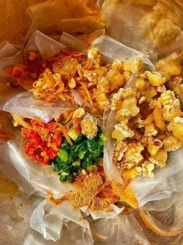 Hình ảnh Bánh tráng trộn khô mực - tóp mỡ - trứng