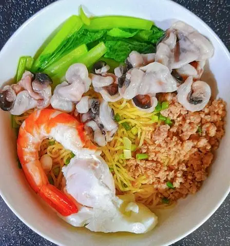 Hình ảnh Mì ( 2 văt),hải sản + trứng chần