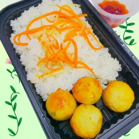 Hình ảnh Cơm Chả Cá Bọc Trứng Cút (ST25) + Kèm Tương Ớt, Cà, Đồ Chua