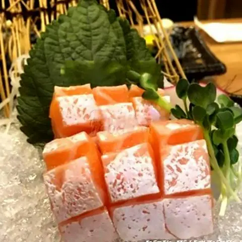 Hình ảnh Sake Toro sashimi