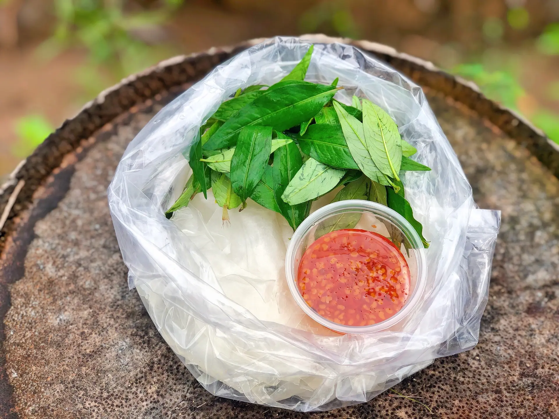 Hình ảnh Bánh Tráng Chấm Sốt Tắc Rau Răm