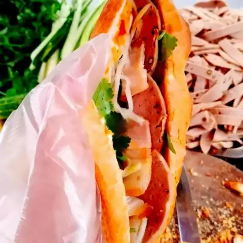Hình ảnh Bánh mì chả bò - thịt xíu