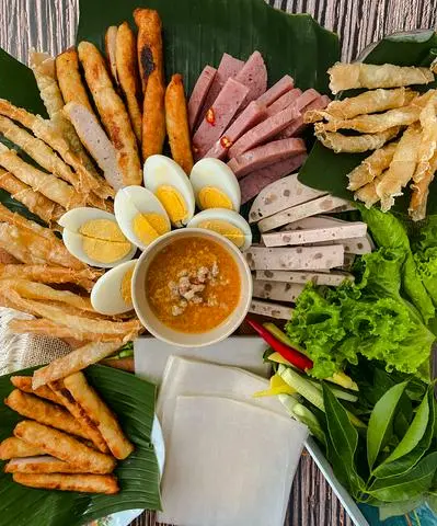 Hình ảnh 3 NGƯỜI TRÀN ĐẦY ( 1 phần Tá lả lớn + Bánh giòn thêm + Nem thêm)