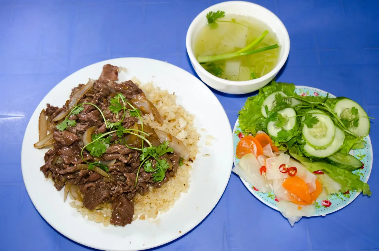 Hình ảnh Cơm bò xào củ hành  và kim chi