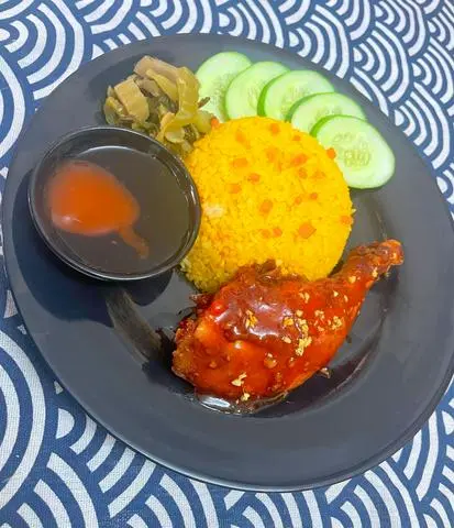 Hình ảnh Cơm chiên Dương Châu + Gà Xốt Cay