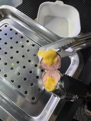 Hình ảnh Xúc xích phô mai nướng giấy bạc lõi phô mai mỹ bột phô mai