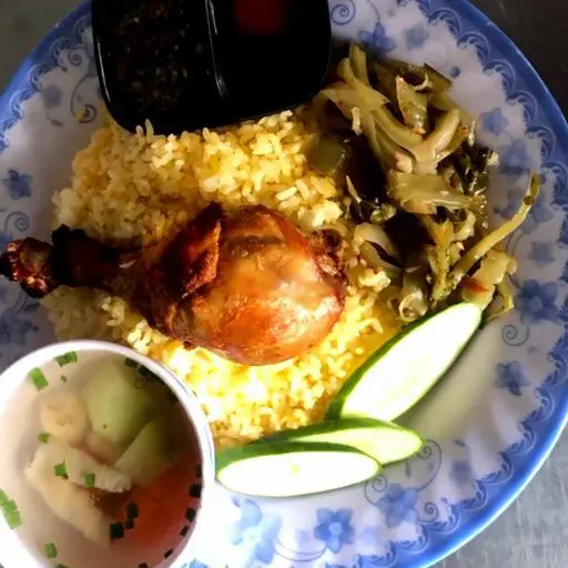 Hình ảnh Cơm gà chiên nước mắm phần nhỏ