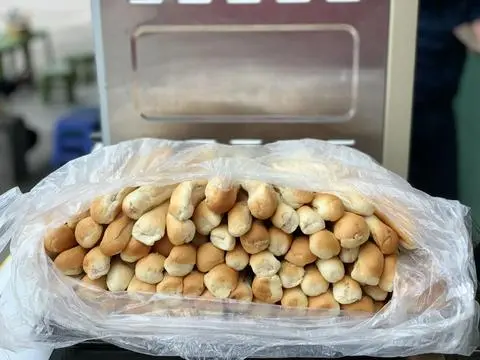 Hình ảnh Bánh mì que sống chưa nướng