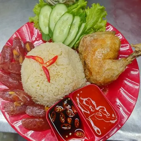 Hình ảnh Cơm gà xối mỡ lạp xưởng 