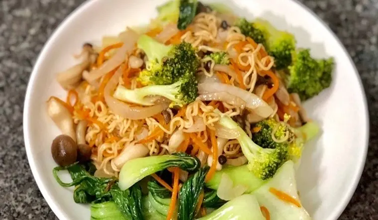 Hình ảnh Mì trộn rau củ (chay)