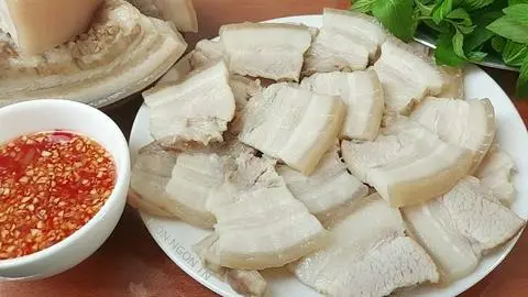 Hình ảnh Cơm thịt luộc ( kèm cà pháo muối sổi ) 