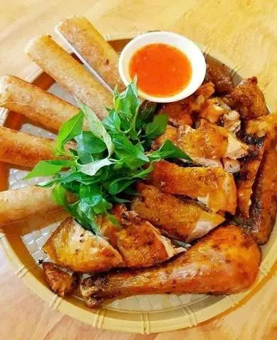 Hình ảnh Combo Hạt Rẻ 1/2 Gà Nướng Lu (Kèm 4 bánh bao)