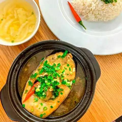 Hình ảnh Cơm cá ba sa kho tộ