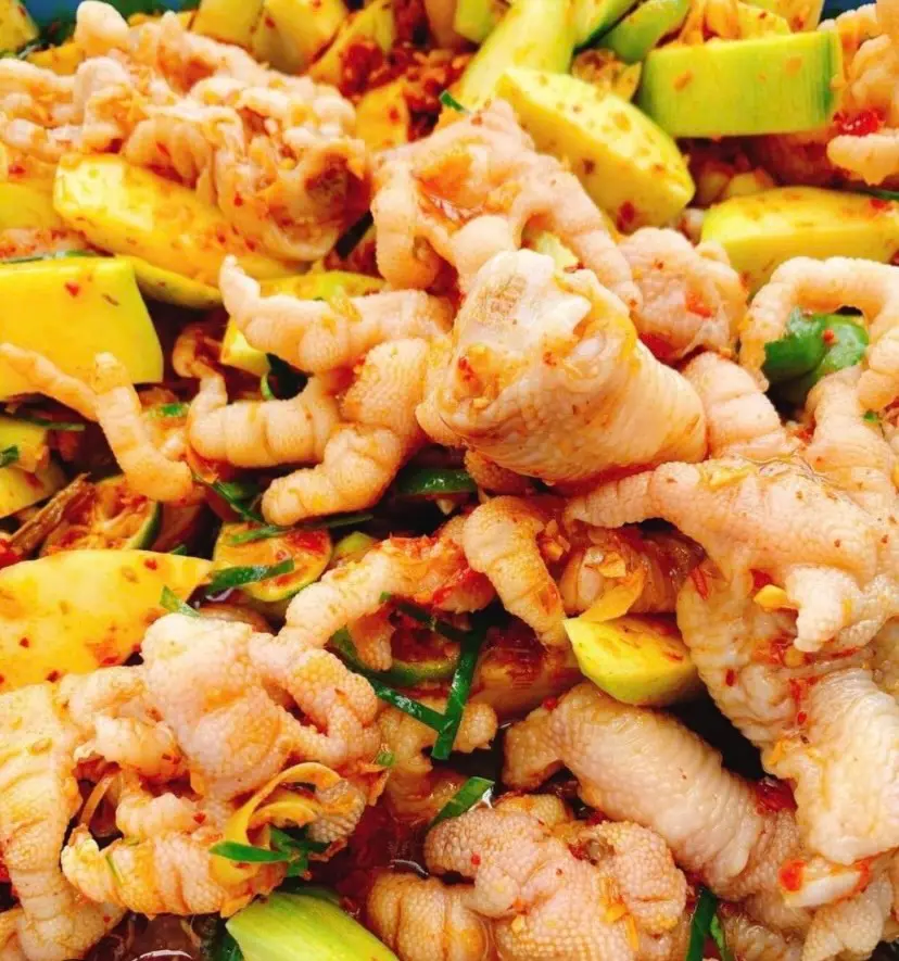 Hình ảnh Chân gà rút xương lắc cốc xoài 