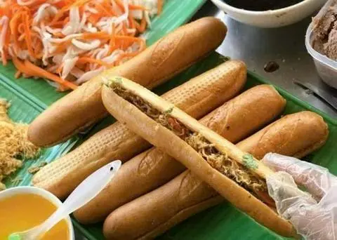 Hình ảnh Bánh mì Que Pate