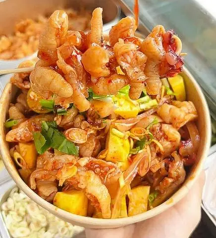 Hình ảnh Chân gà mix tai heo - phần lớn 