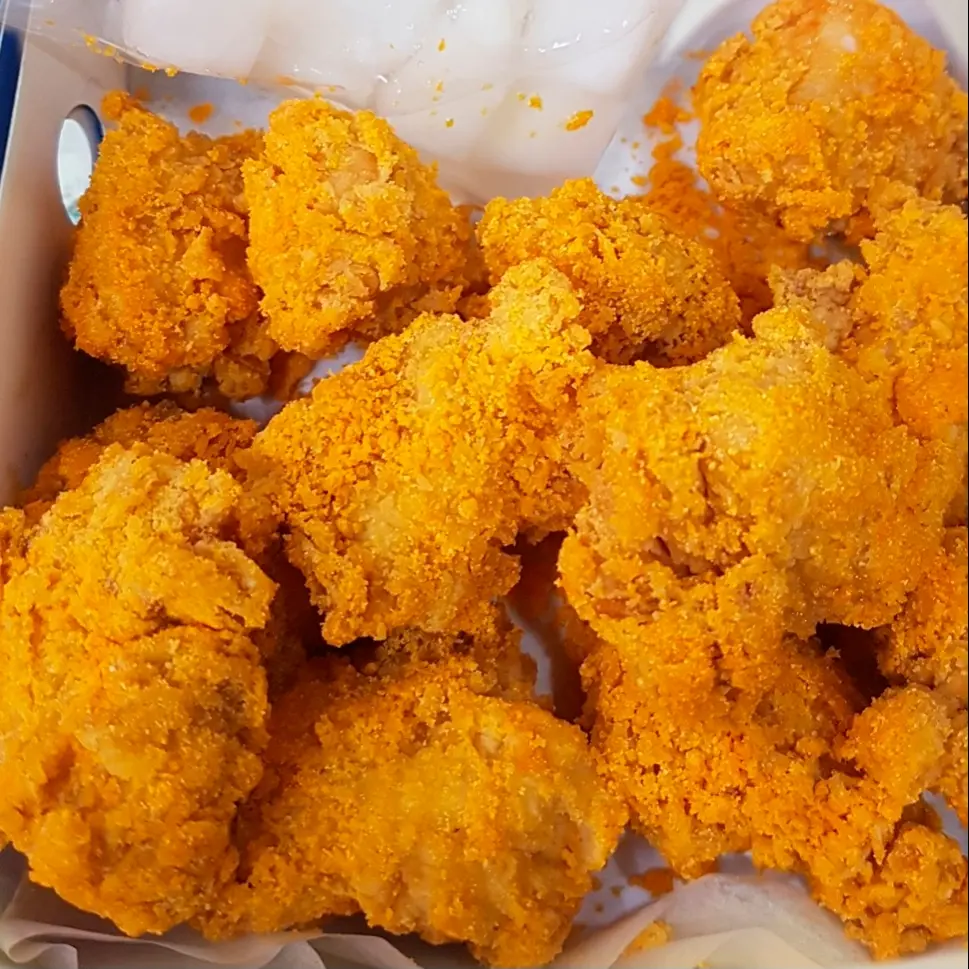 Hình ảnh Gà Popcorn Lắc Phô Mai Cam (Kèm Tương Ớt, Cà)