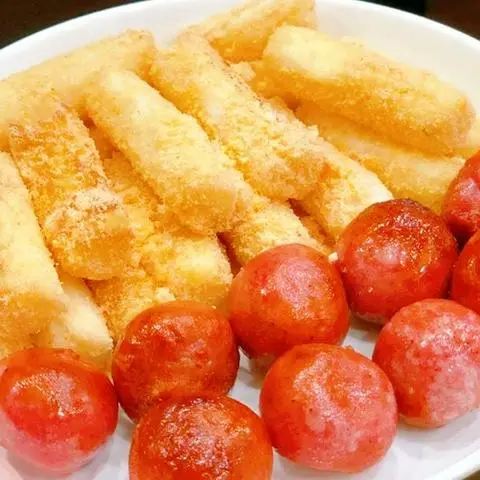 Hình ảnh Tokbokki Chiên, 1 Cây Xúc Xích Đức Lắc Phô Mai Cam Hàn Quốc (Kèm Tương Ớt, Cà)