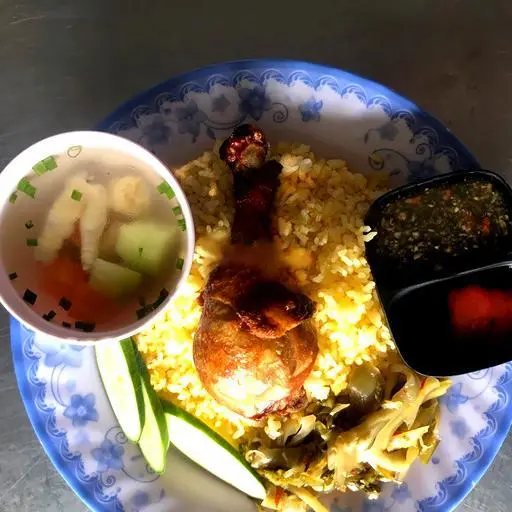 Hình ảnh Cơm gà ta xối mỡ phần nhỏ
