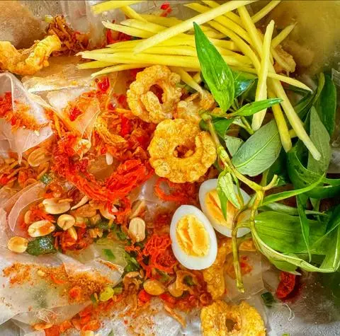 Hình ảnh Bánh tráng trộn thập cẩm có tóp mỡ