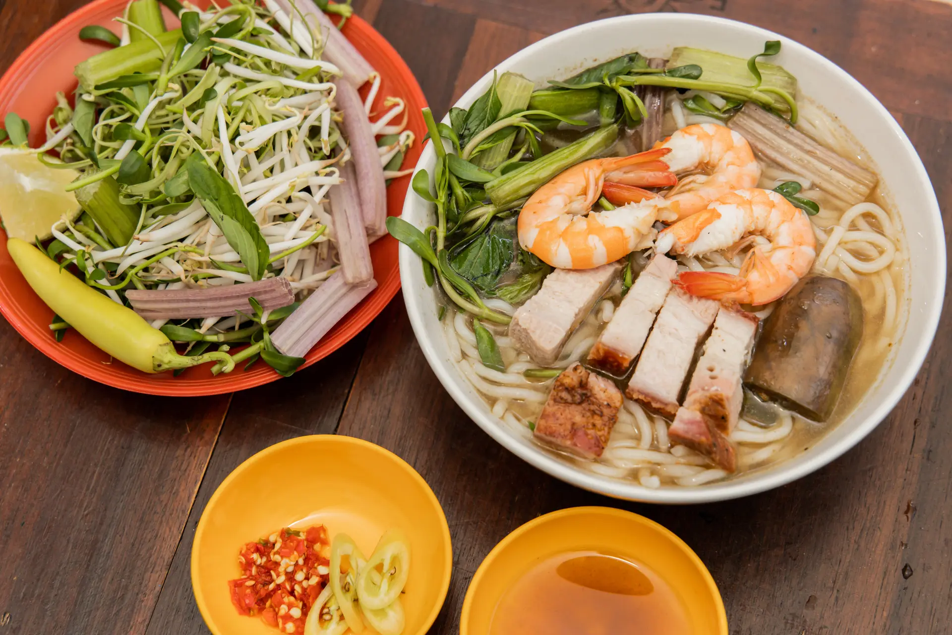 Hình ảnh Bún mắm tôm heo quay