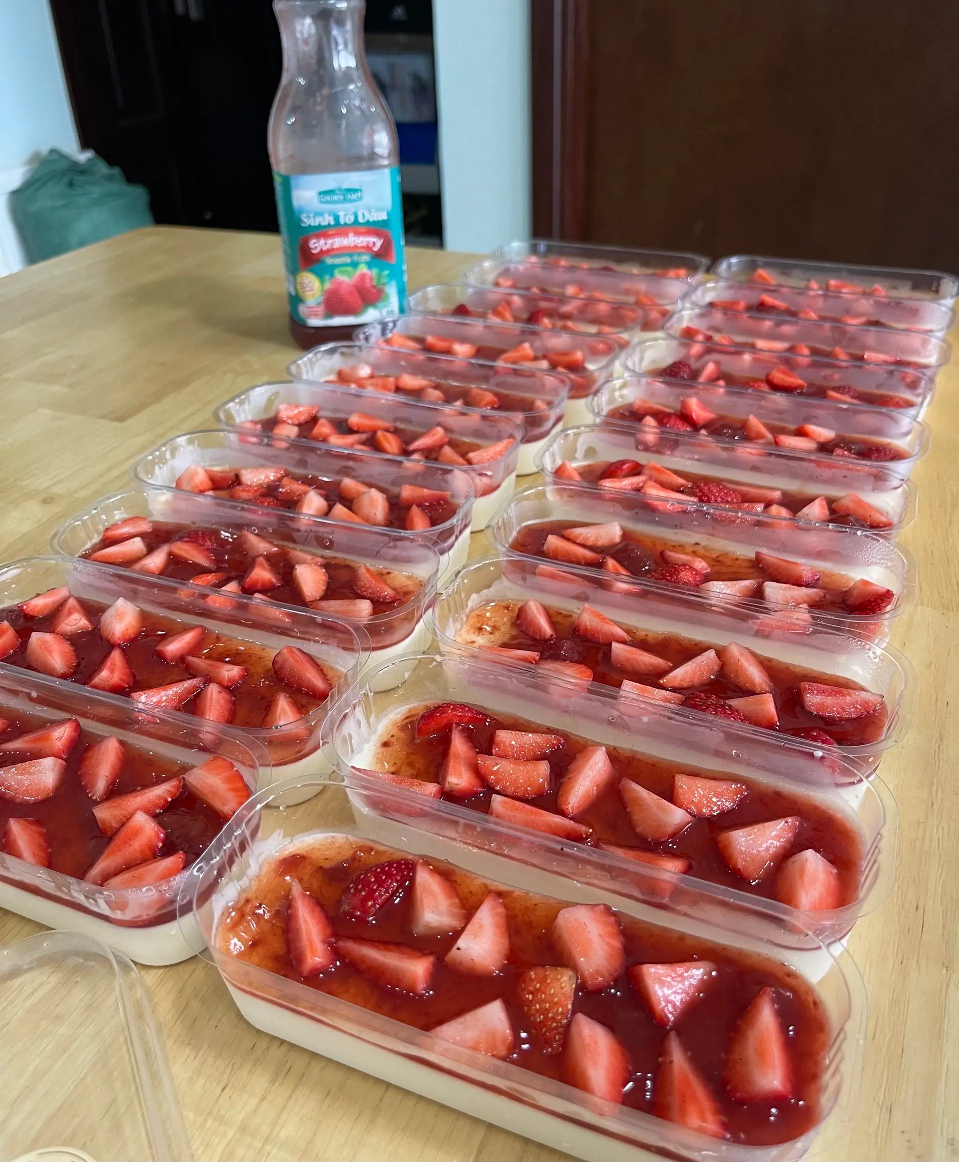 Hình ảnh Panna cotta vị dâu - dâu tươi