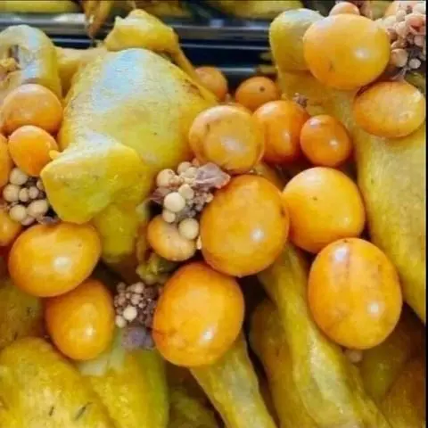 Hình ảnh Gà ủ muối hoa tiêu nguyên con ôm trứng