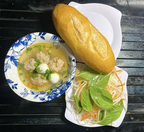 Hình ảnh Bánh mì xíu mại chén Đà Lạt