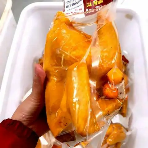 Hình ảnh Gà Ủ Muối Ôm Trứng Non 1 Con