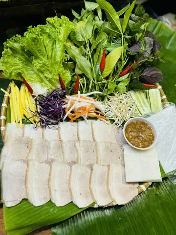 Hình ảnh Bánh tráng cuốn thịt luộc rau rừng phần 3 người