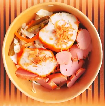 Hình ảnh Mì Trộn Xúc Xích - Chả Cua