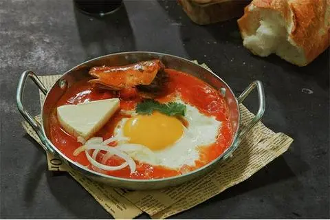 Hình ảnh Bánh mì chảo trứng - cá mòi - xúc xích