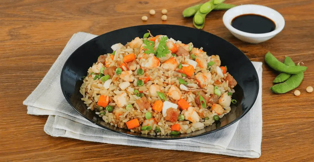 Hình ảnh cơm chiên dương châu + sụn gà chiên giòn