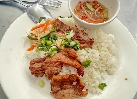 Hình ảnh Cơm tấm thịt nướng ốp la
