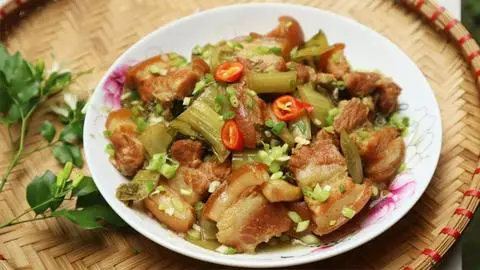 Hình ảnh Thịt kho cải chua