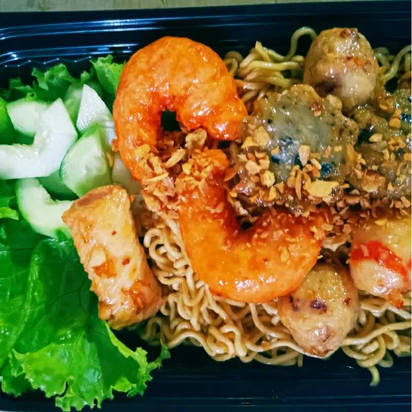 Hình ảnh Mì Trộn Indomie Hải Sản Viên Chiên Nước Mắm 