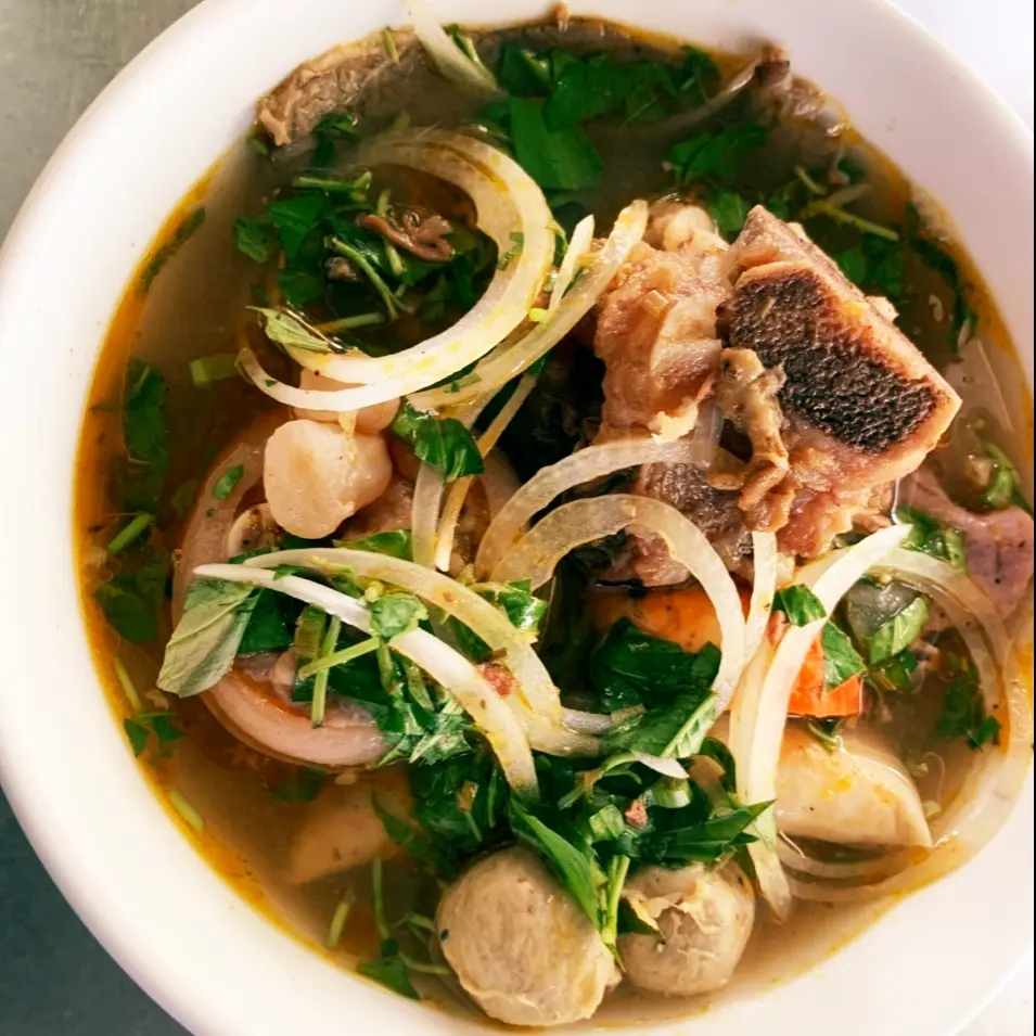 Hình ảnh bún bò tô đặc biệt có chả bò đầy đủ 