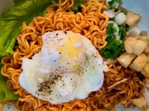 Hình ảnh Mì trứng - tóp mỡ