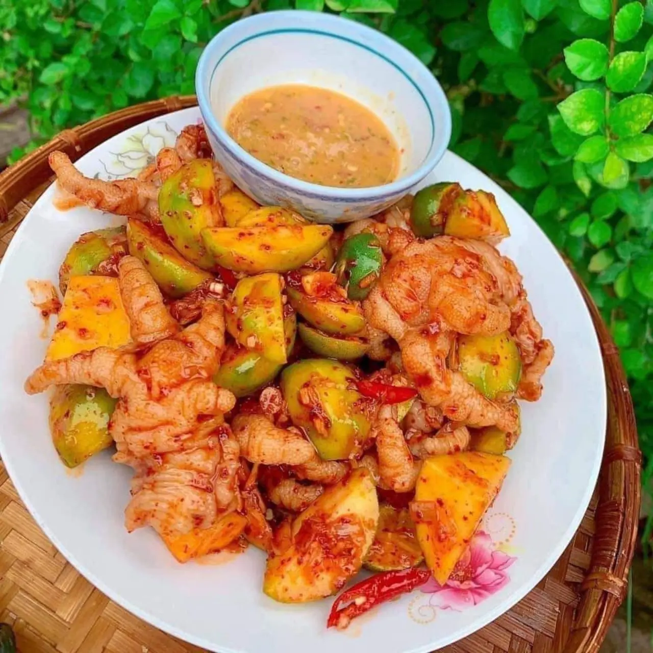 Hình ảnh chân gà rút xương  trứng non sốt thái  