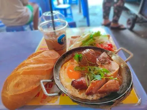 Hình ảnh Bánh Mì chảo trứng + xíu mại