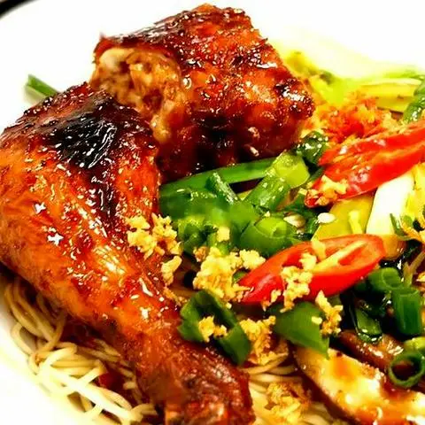 Hình ảnh Mì Xào Gà Sốt Mắm Tỏi