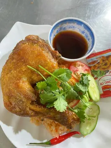 Hình ảnh Cơm gà xối mỡ góc tư