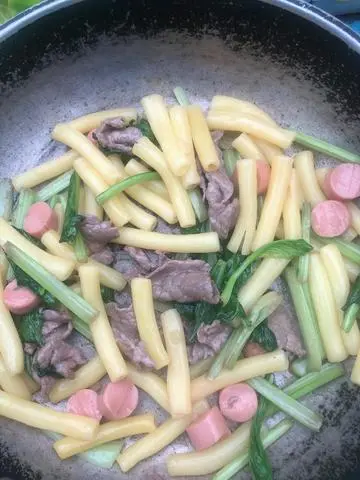 Hình ảnh nui xào bò +xúc xích +tóp mỡ 