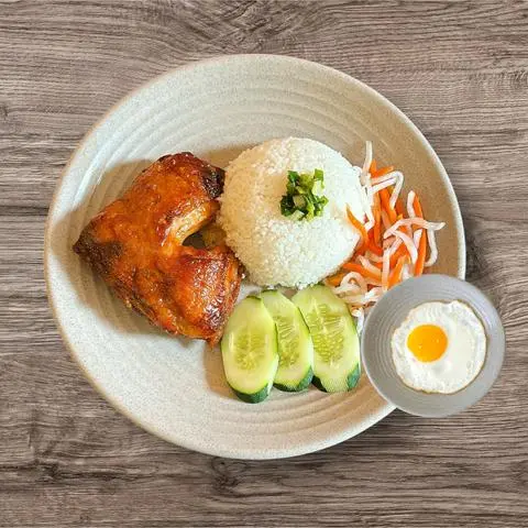 Hình ảnh Cơm tấm gà nướng ốp la