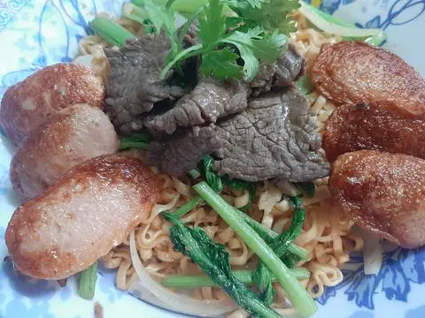 Hình ảnh mì Xào Bò + Xúc Xích 