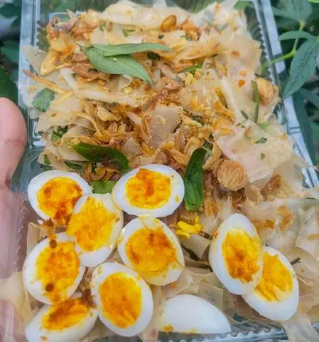 Hình ảnh Bánh Tráng Phơi Sương Trộn Hành Phi Muối Tắc Trứng Lòng Đào
