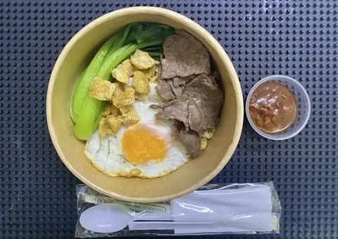 Hình ảnh Mì trộn trứng  thịt bò sốt tomyum