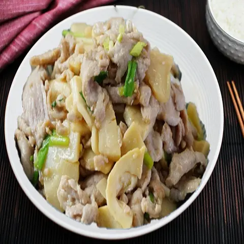 Hình ảnh Cơm Thịt Heo Xào Măng